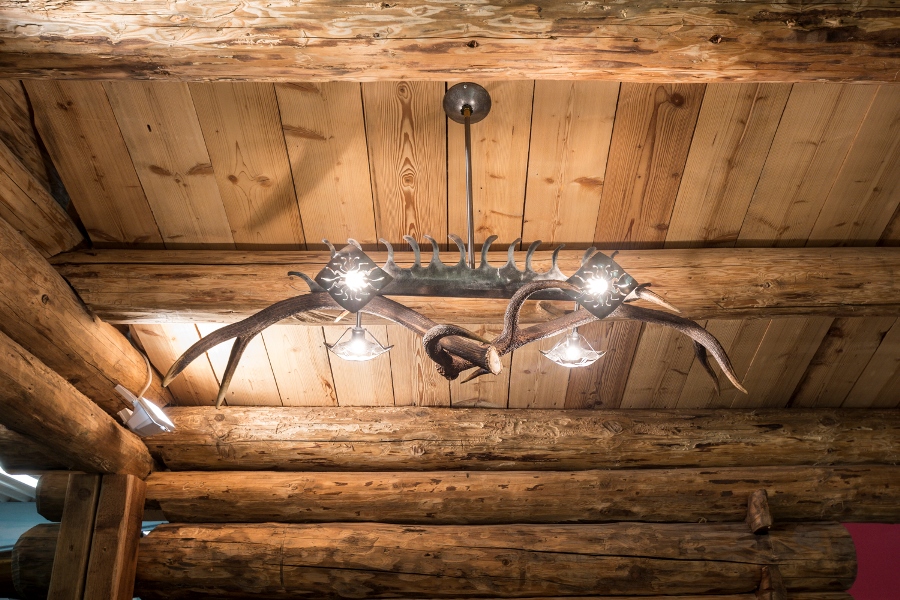 Lampadario in ferro forgiato a mano e inserti con corna di animale