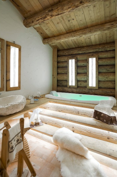 Rivestimento in legno vecchio della vasca ad idromassaggio