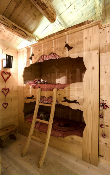 Letto a castello con intagli