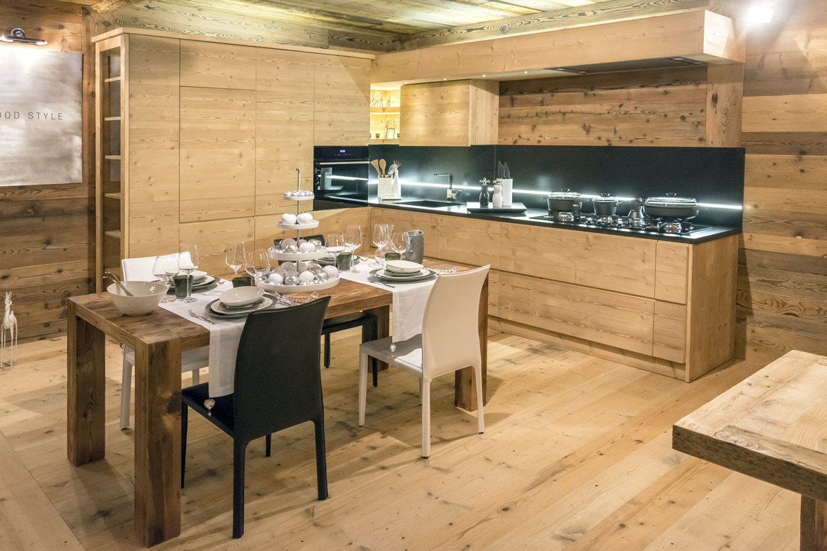 Cucina con ante a doghe orizzontali