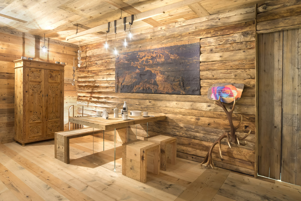 Tavola e sedute in legno antico, dipinto su legno