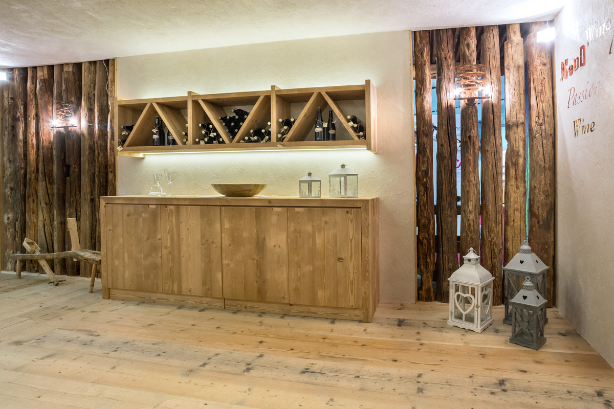 Credenza con pensili portabottiglie