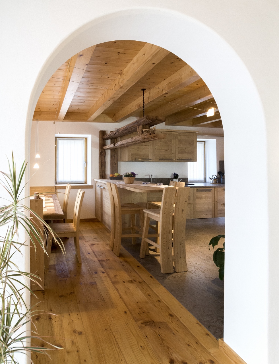 Pavimento legno e pietra