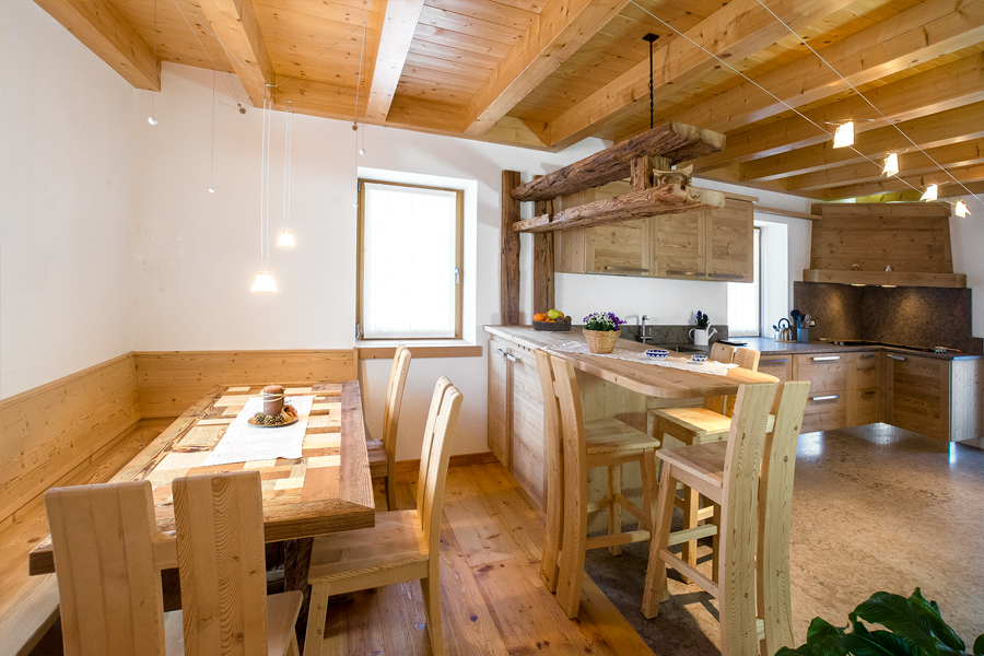 Tavolo con patchwork di legni antichi