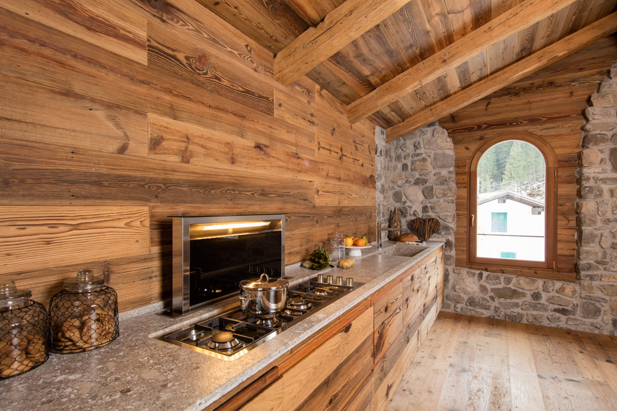 Cucina in legno antico e ante a doghe orizzontali