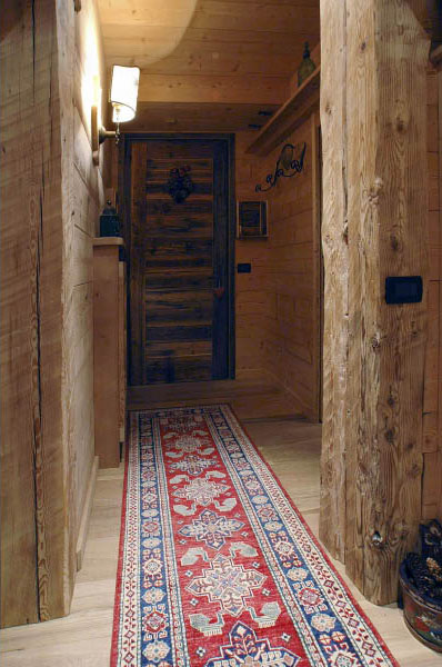 Ingresso con travi e tavole antiche