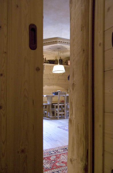 Tavolo e sedie in abete anticato e design moderno
