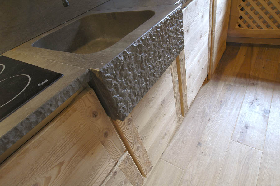Cucina in abete anticato e piano in pietra grigio oriente