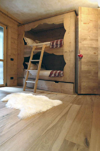 Cameretta con letto a castello e soffitto tamponato