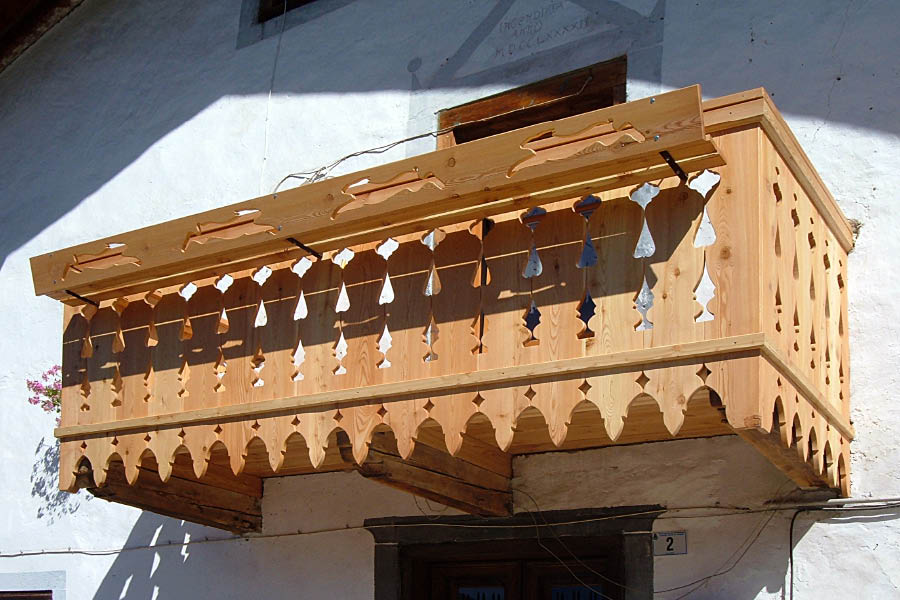 Poggiolo in stile su casa del 1600
