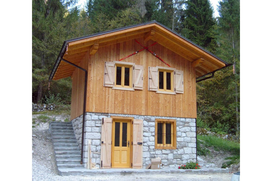 Realizzazione rivestimento piccola baita