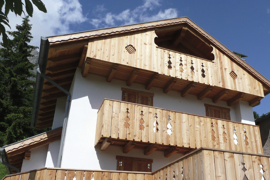 Rivestimento timpano, poggioli e realizzazione del terrazzo in larice