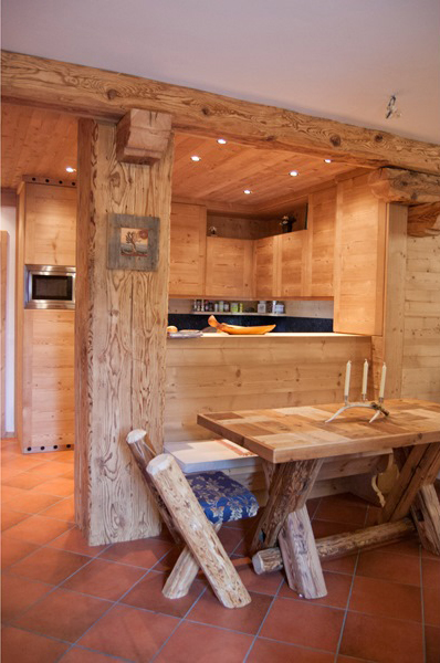 Tavolo e sgabello con piedi in legno antico