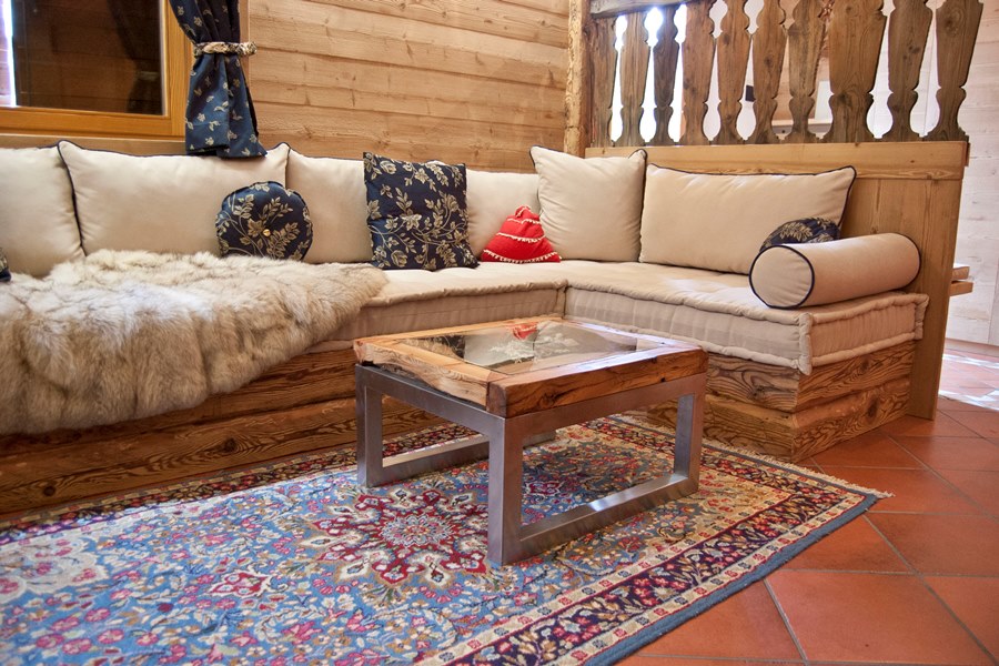 Divano con struttura in legno