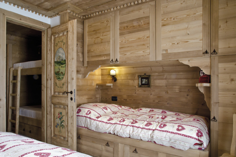 Cameretta con porta decorata