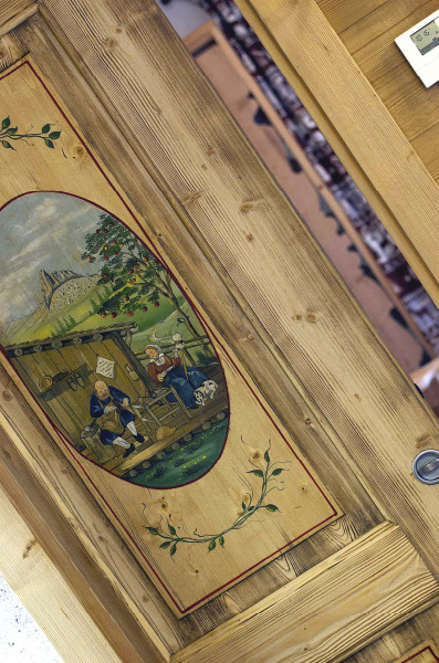 Porta in abete personalizzata con decorazioni a mano