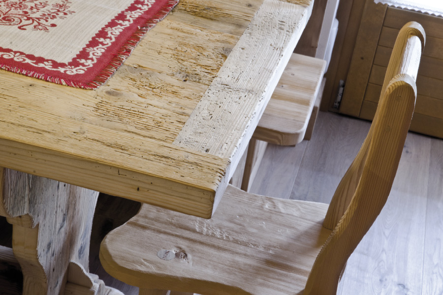 Sedie in abete anticato e design moderno