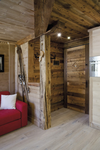 Ingresso con travi di legno antico