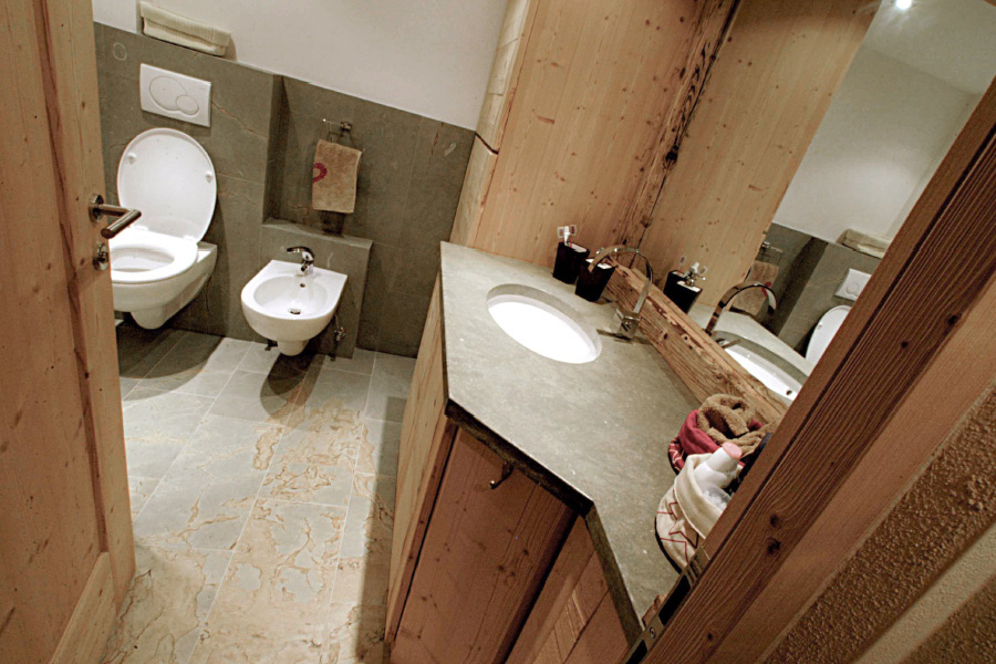 Bagno in abete anticato