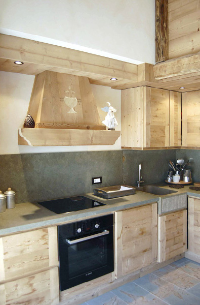 Cucina in abete anticato e piano in pietra aurea