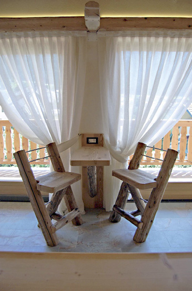 Angolo relax con sgabelli in legno antico