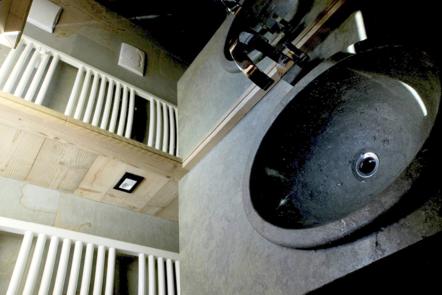 Bagno in pietra e legno
