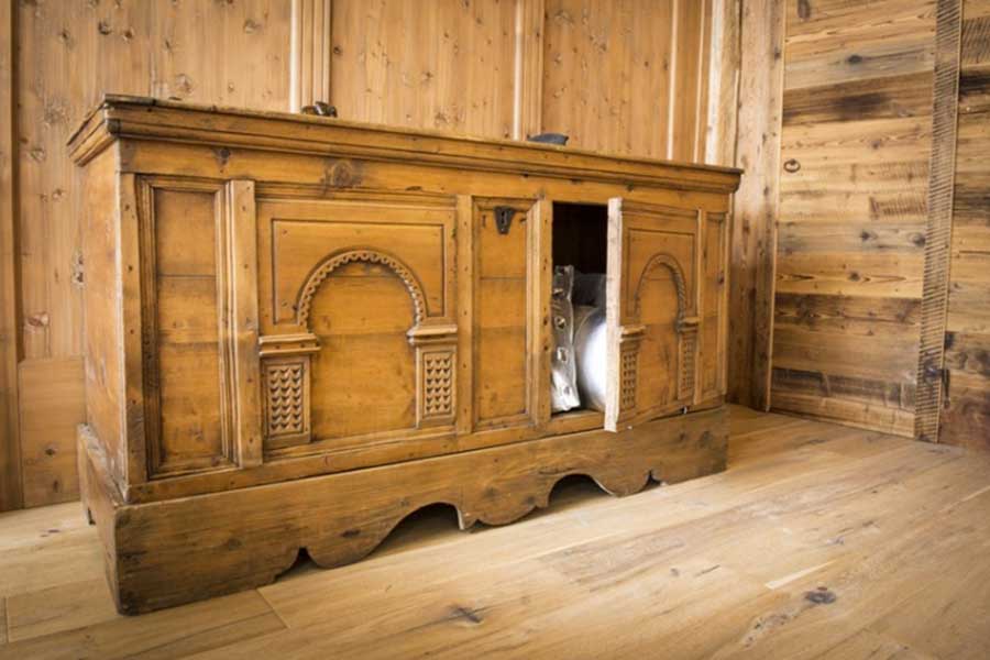 Cassapanca antica in legno cirmolo