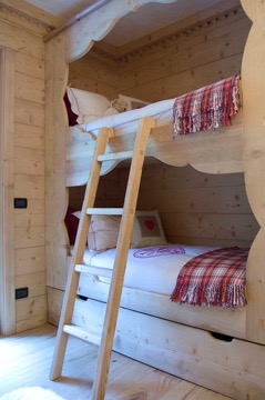 wooden handcrafted bedroom hermannwood1976.jpg 1